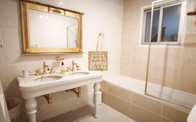A village house in Altea la Vella on 2 floors with several terraces.